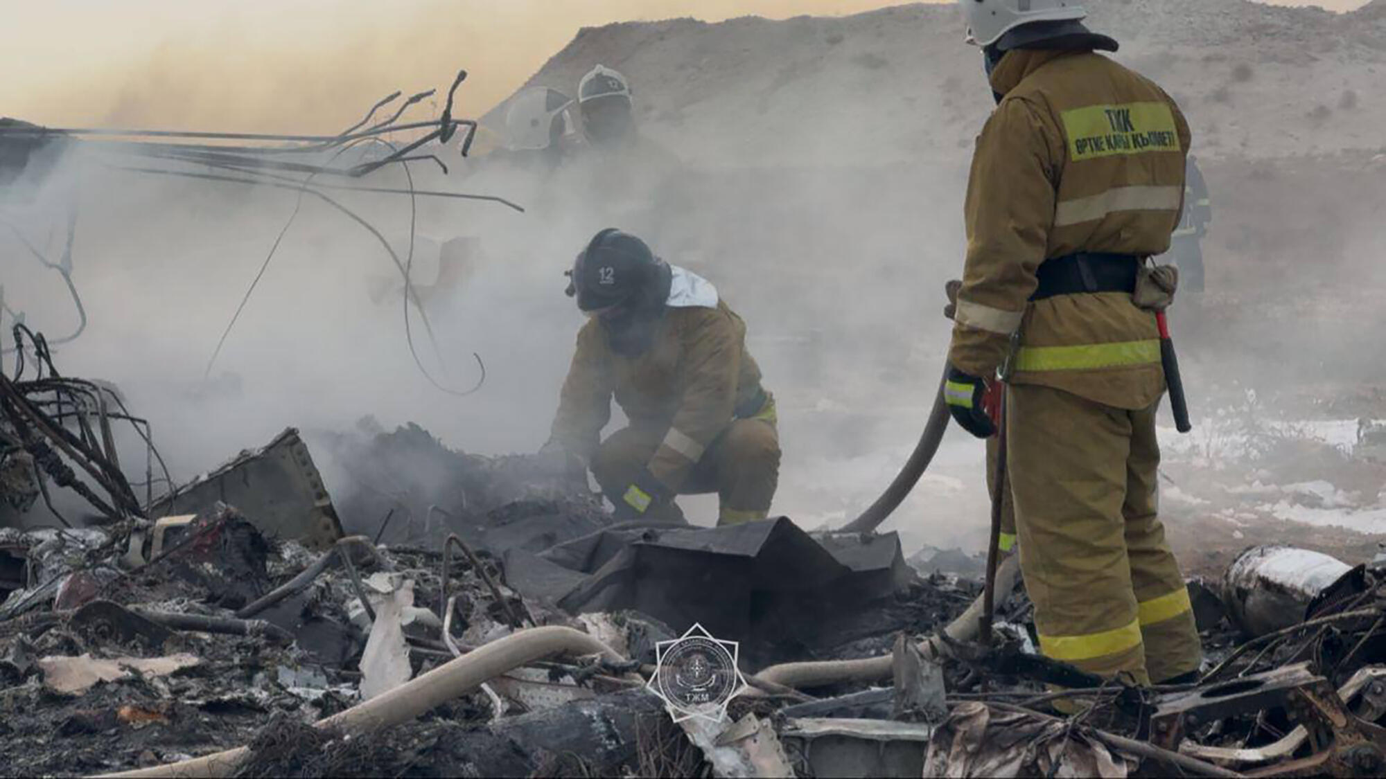 Des experts sur le site du crash d'un avion d'Azerbaijan Airlines près d'Aktaou, au Kazakhstan, le 25 décembre 2024.