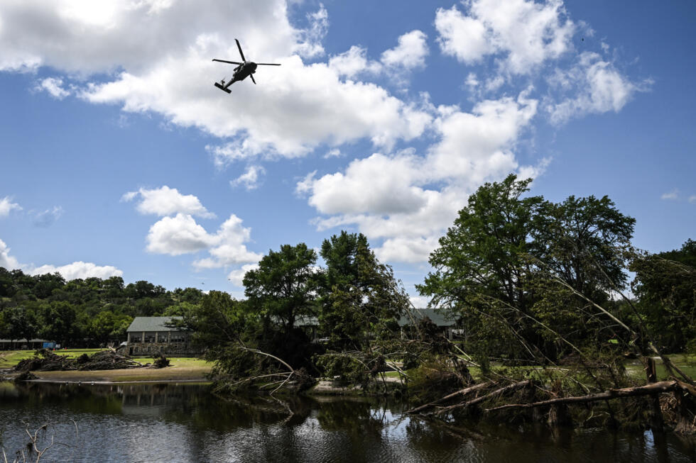 Un helicóptero sobrevuela el Campamento Místico a orillas del río Guadalupe en Hunt, Texas, el 8 de julio de 2025, tras las graves inundaciones repentinas del fin de semana festivo del 4 de julio. Tras las mortíferas inundaciones en Texas, la desinformación, tanto de usuarios de izquierda como de derecha, inundó las redes sociales. Los liberales culparon sin fundamento a los recortes de personal en las agencias meteorológicas estadounidenses por los fallos de los sistemas de alerta, mientras que los conservadores intensificaron las teorías conspirativas.