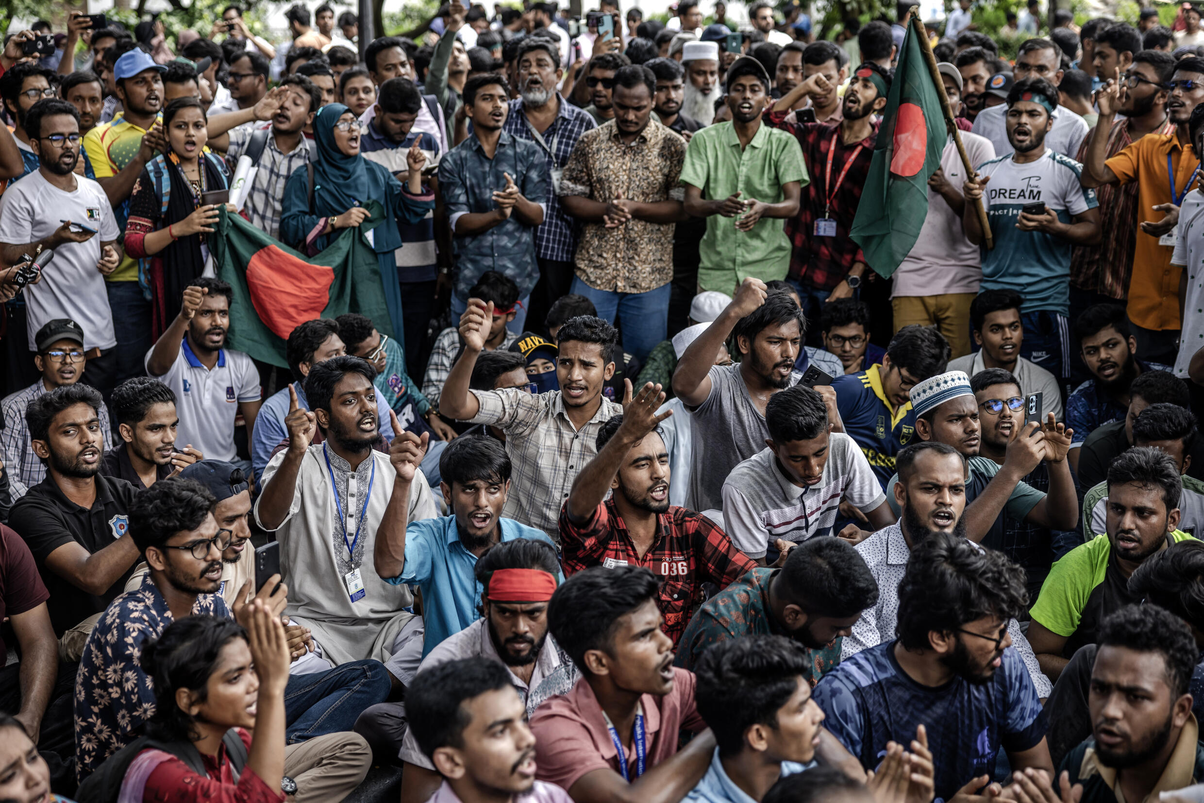 Manifestation d'étudiants pour demander la démission du président de la Cour suprême Obaidul Hassan, le 10 août 2024 à Dacca, au Bangladesh