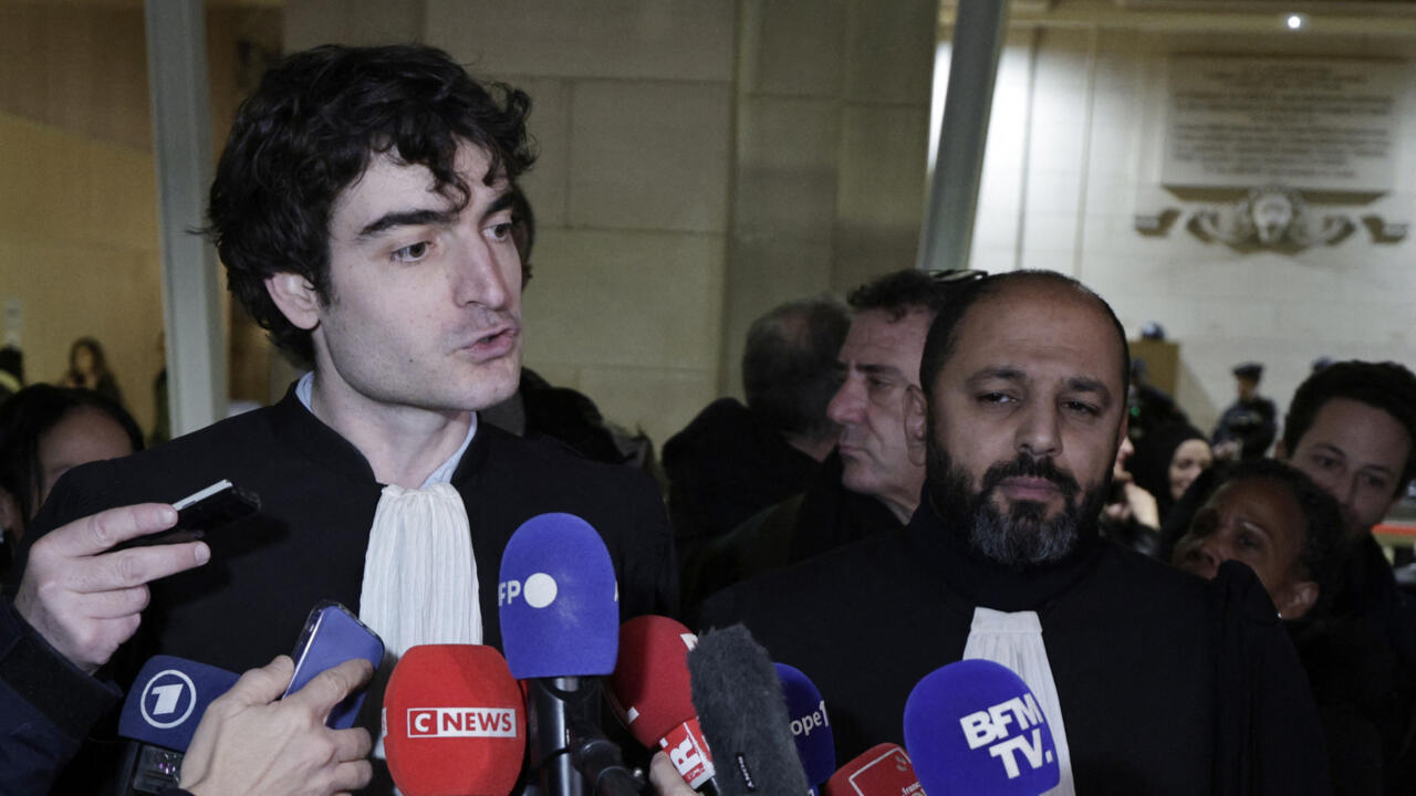 Vincent Brengarth (à gauche), avocat du prédicateur Abdelhakim Sefriou, réagit à la condamnation de son client, le 20 décembre, par la La cour d'assises spéciale de Paris.