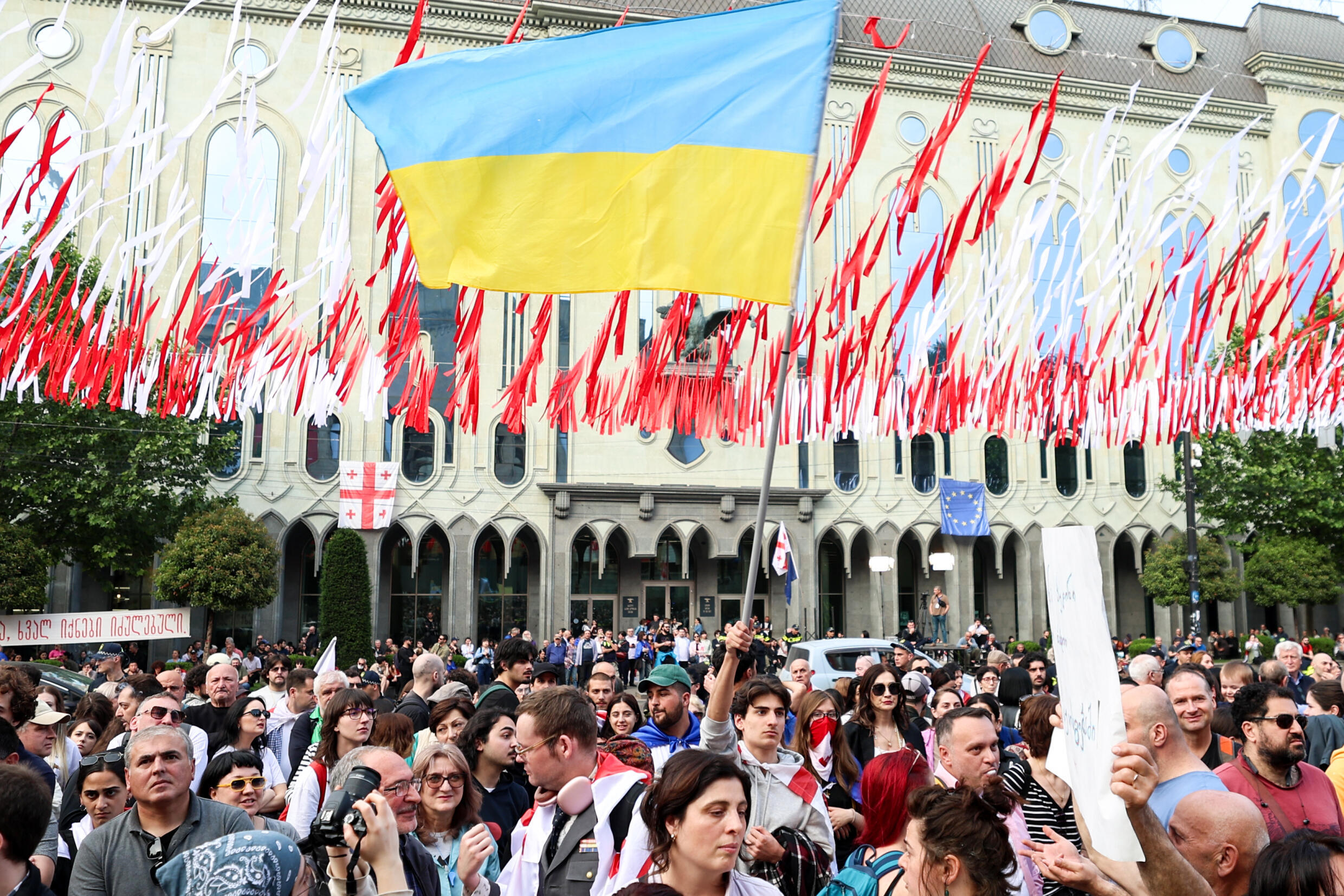 Manifestation contre la loi sur "l'influence étrangère" devant le  parlement à Tbilissi, le 28 mai 2024 en Géorgie