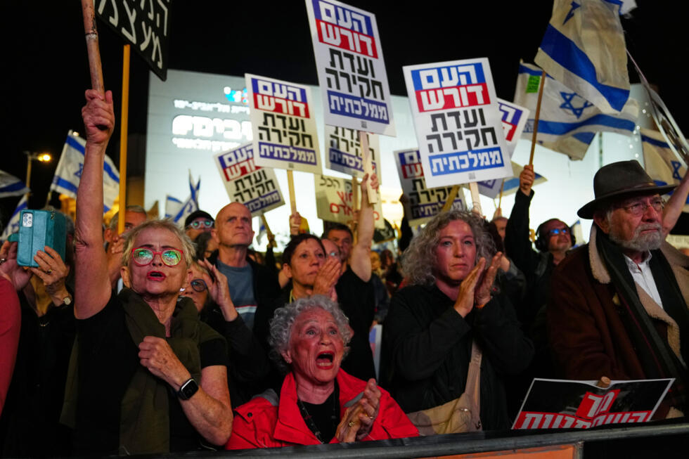 Protesta contra el gobierno del primer ministro Benjamin Netanyahu en la plaza Habima, en Tel Aviv (Israel), el 15 de noviembre de 2025.