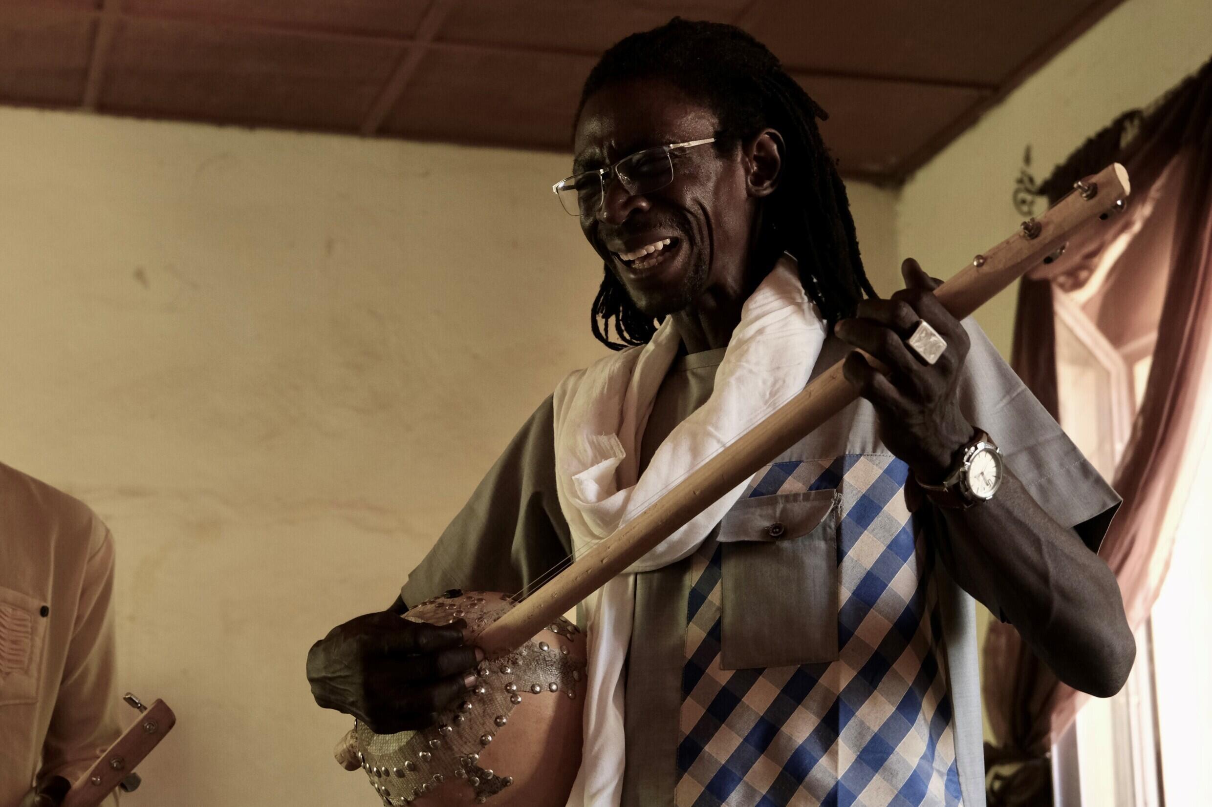Mahaman Sani Mati, artiste et enseignant, du gourimi lors d'un cours au Centre de formation et de promotion musicale (CFPM), à Niamey, le 25 décembre 2023