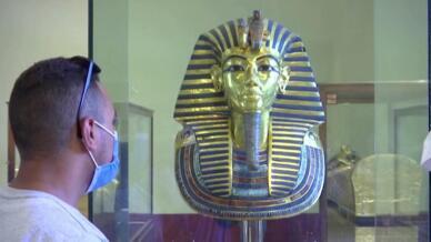 القناع الذهبي الشهير للفرعون توت عنخ آمون