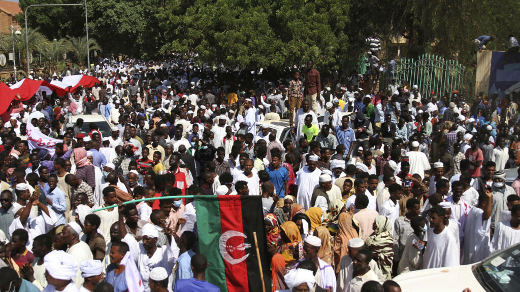 Thousands of Sudanese protesters demand dissolution of transitional government