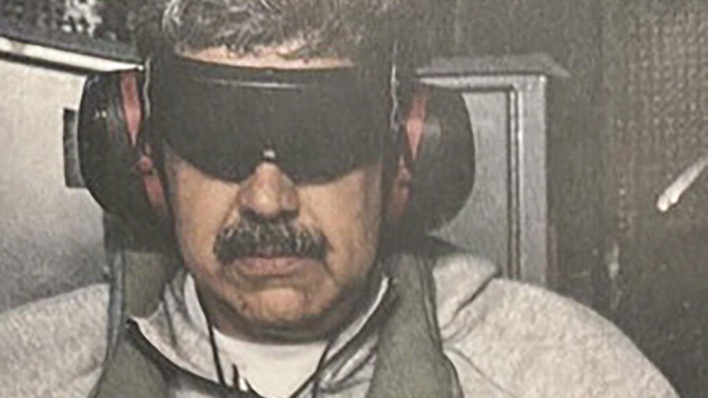 Archivo: esta imagen, publicada en la cuenta de Truth Social del presidente estadounidense Donald Trump, mostraba al presidente venezolano capturado, Nicolás Maduro, a bordo del USS Iwo Jima mientras era trasladado a Nueva York para enfrentar un juicio por cargos de narcotráfico.