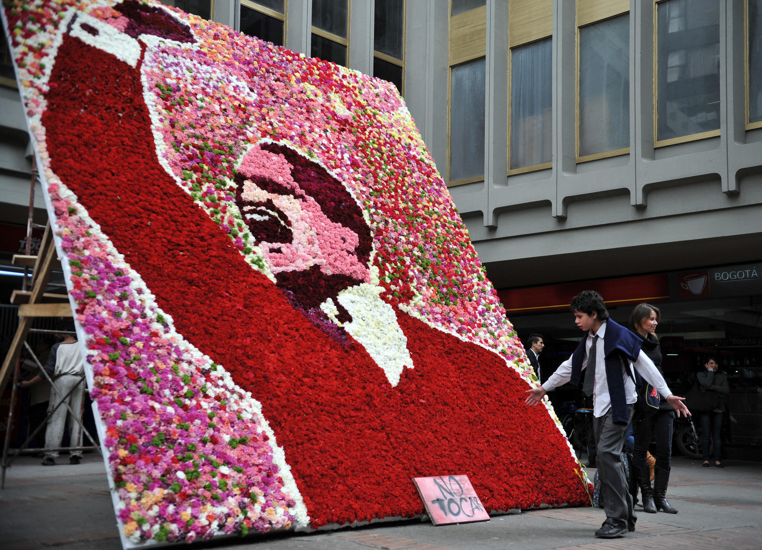 Une fresque florale représentant l'homme politique colombien Jorge Eliécer Gaitán, assassiné en 1948, dans la ville de Bogota, en Colombie, le 9 avril 2012.