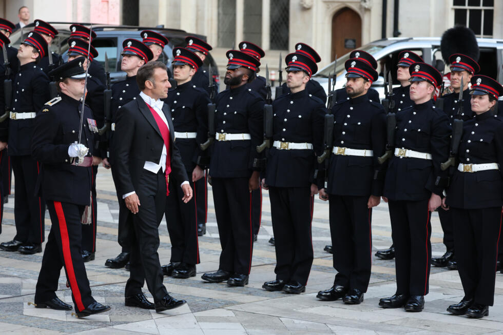 Le président français Emmanuel Macron (2e à gauche) passe en revue la garde d'honneur alors qu'il arrive à un banquet d'État au Guildhall à Londres, le 9 juillet 2025, au deuxième jour d'une visite d'
