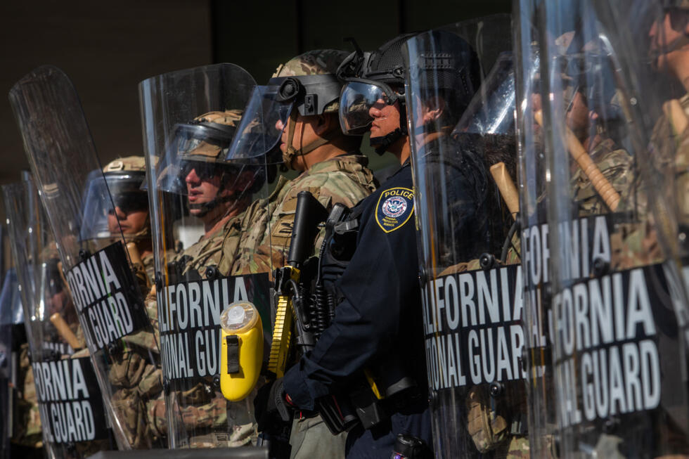 Des membres de la Garde nationale de Californie devant un bâtiment fédéral, le 9 juin 2025 à Los Angeles