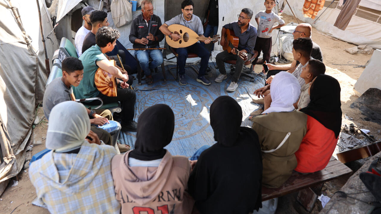 غزة: الموسيقى ملاذ الشباب الفلسطيني وسط أجواء الحرب والدمار