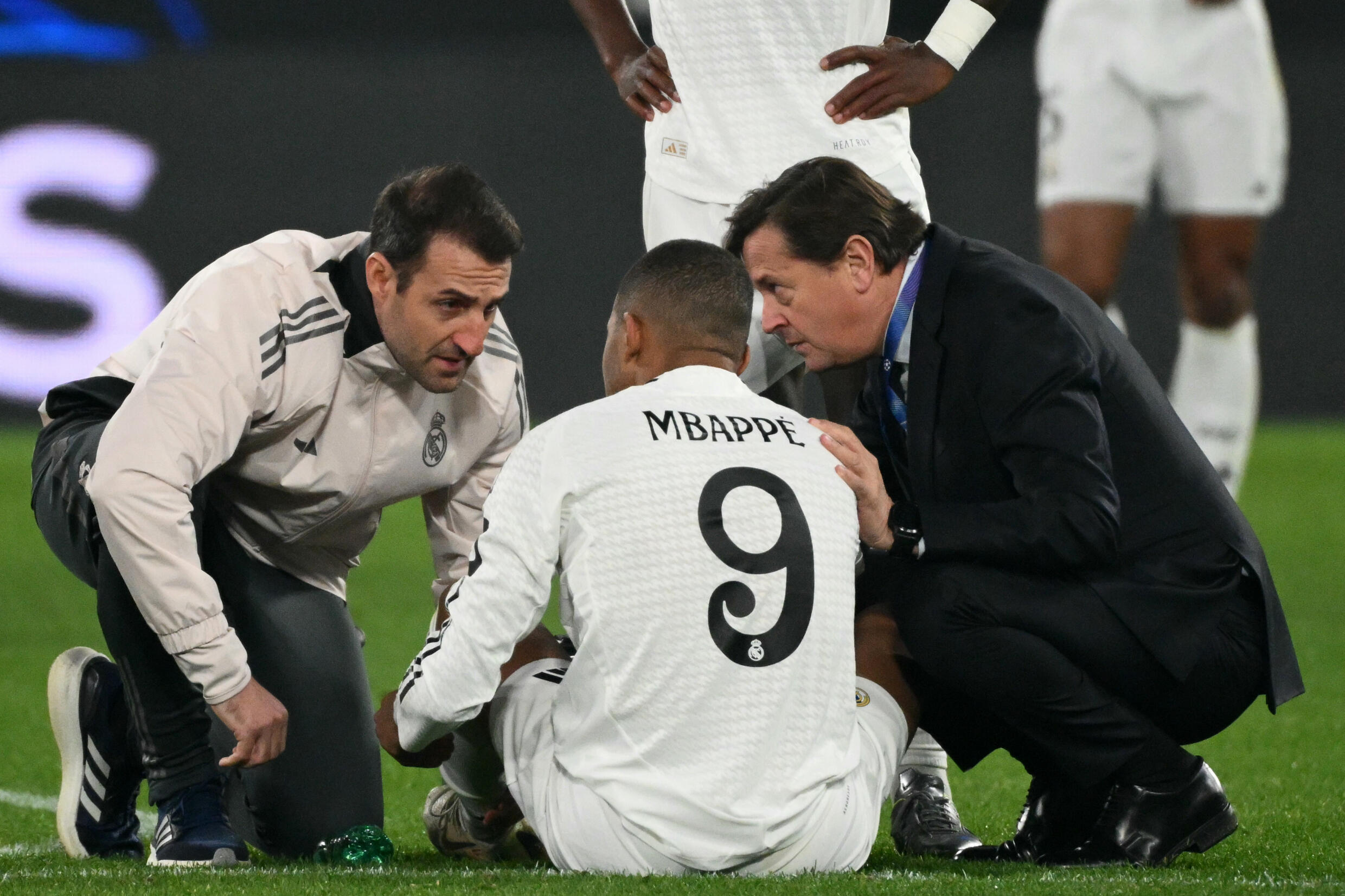 Kylian Mbappé, buteur pour le Real face à l'Atalanta, mais contraint de sortir sur blessure ensuite, le 10 décembre 2024 à Bergame.