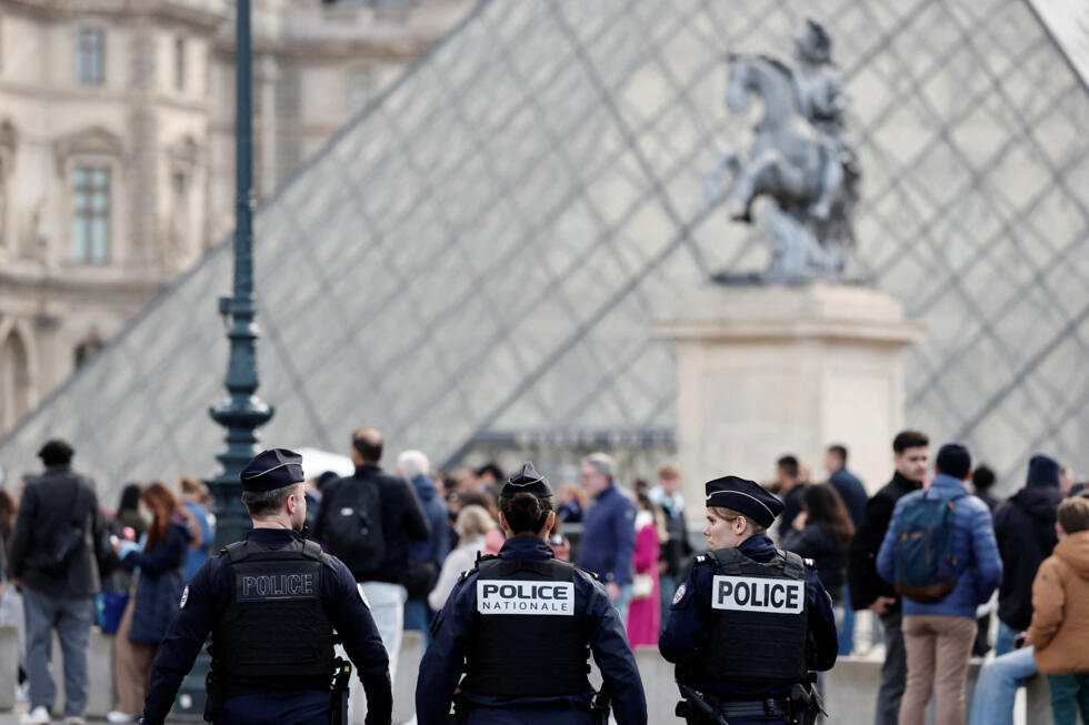 La policía francesa patrulla cerca de la pirámide del Museo del Louvre, que permanece cerrado al día siguiente de un espectacular robo de joyas perpetrado por ladrones, en París, Francia, el 20 de octubre de 2025.