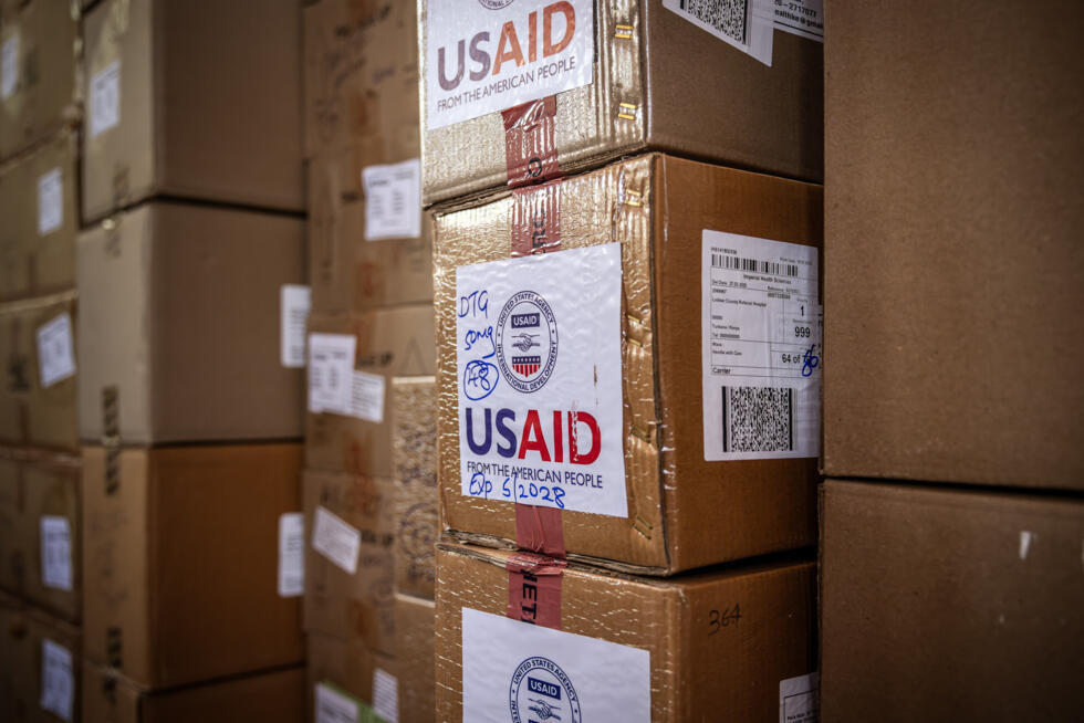 Des cartons de médicaments livrés par l'Agence des États-Unis pour le développement international, dans un entrepôt de pharmacie dans un hôpital du comté de Lodwar, le 1er avril 2025 au Kenya.