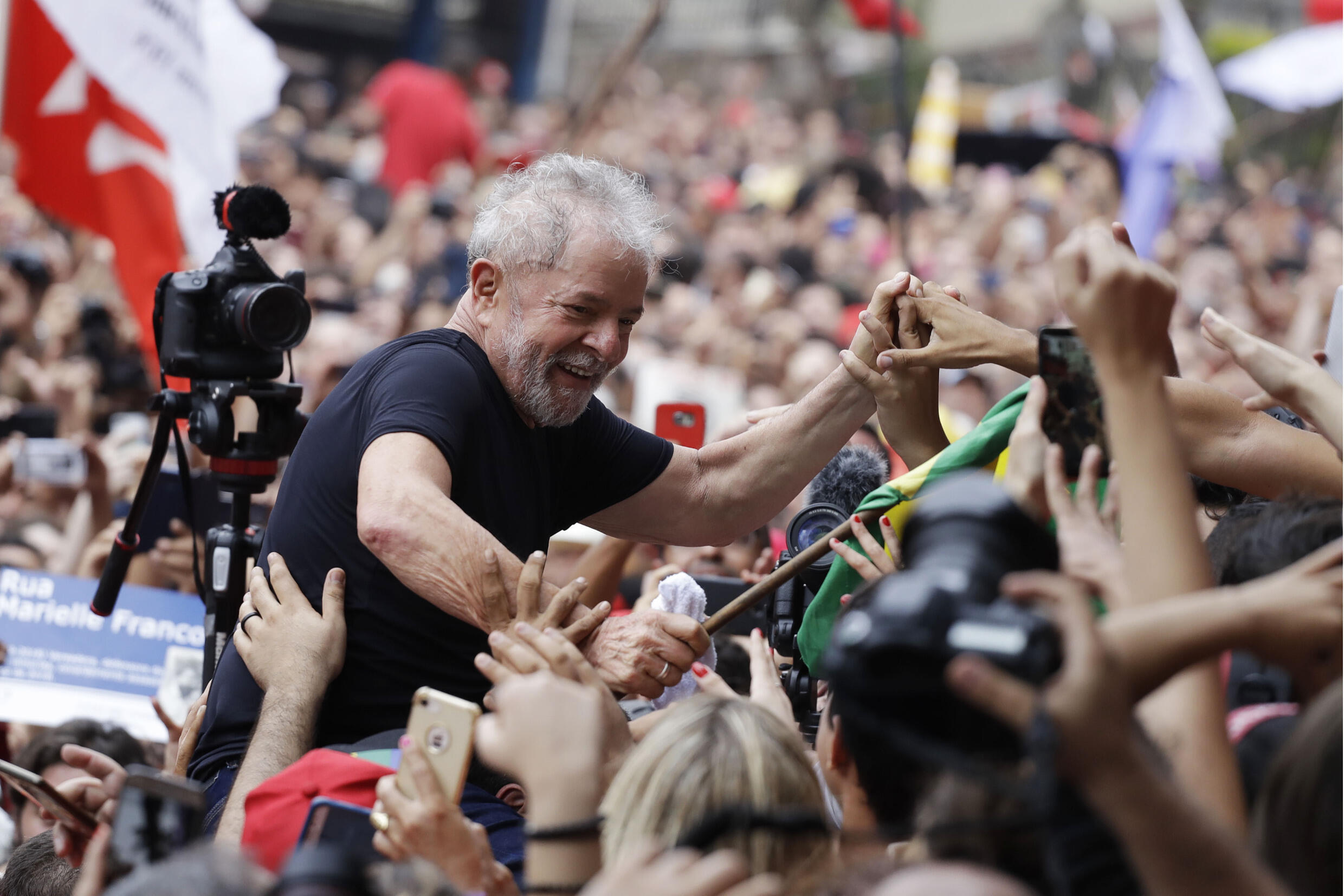 El expresidente de Brasil, Luiz Inácio Lula da Silva, es cargado por simpatizantes frente a la sede del sindicato de trabajadores del metal en Sao Bernardo do Campo, Brasil, el sábado 9 de noviembre de 2019, poco después de ser liberado de prisión.