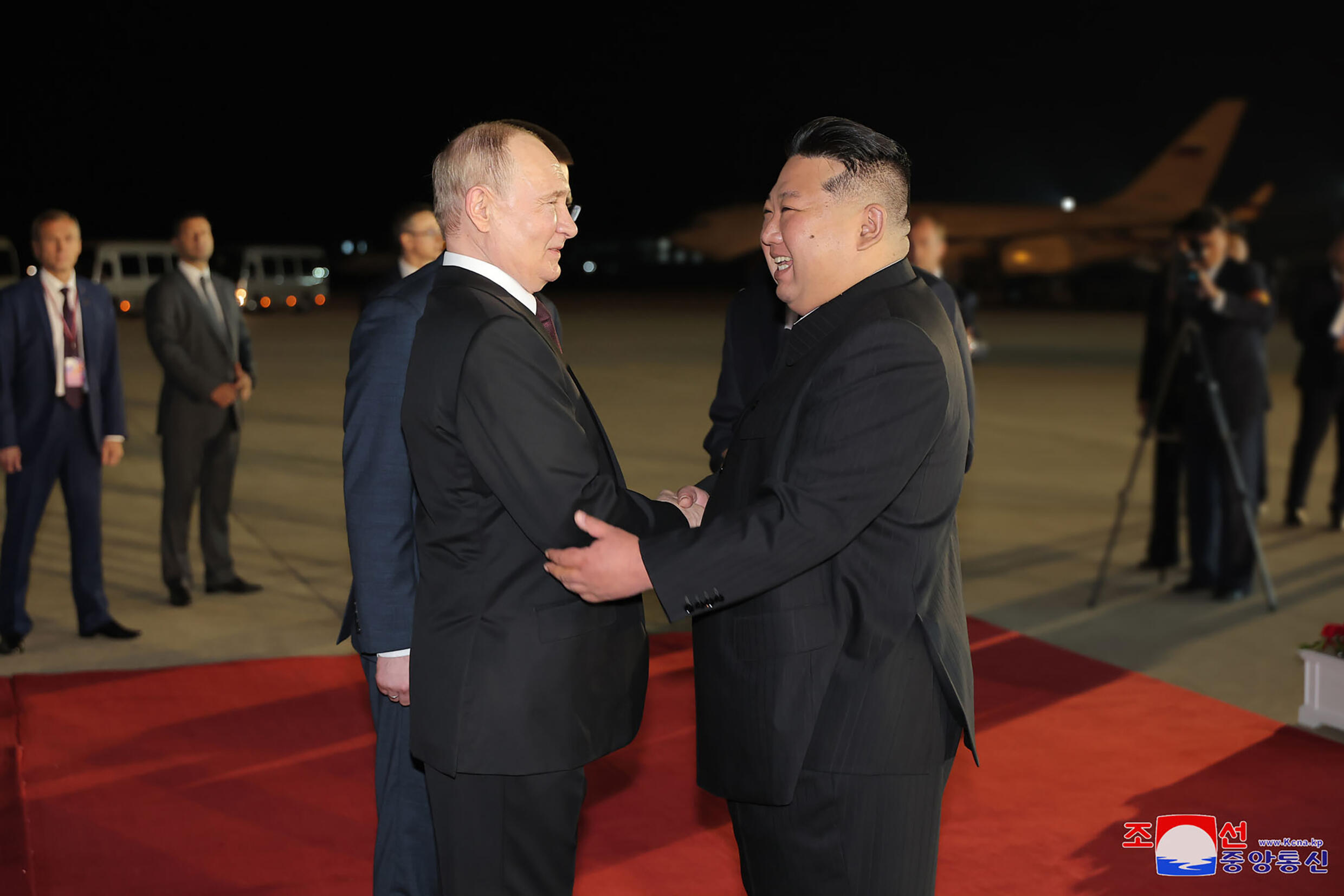 Le dirigeant nord-coréen Kim Jong Un accueille le président russe Vladimir Poutine à l'aéroport de Pyongyang, le 19 juin 2024