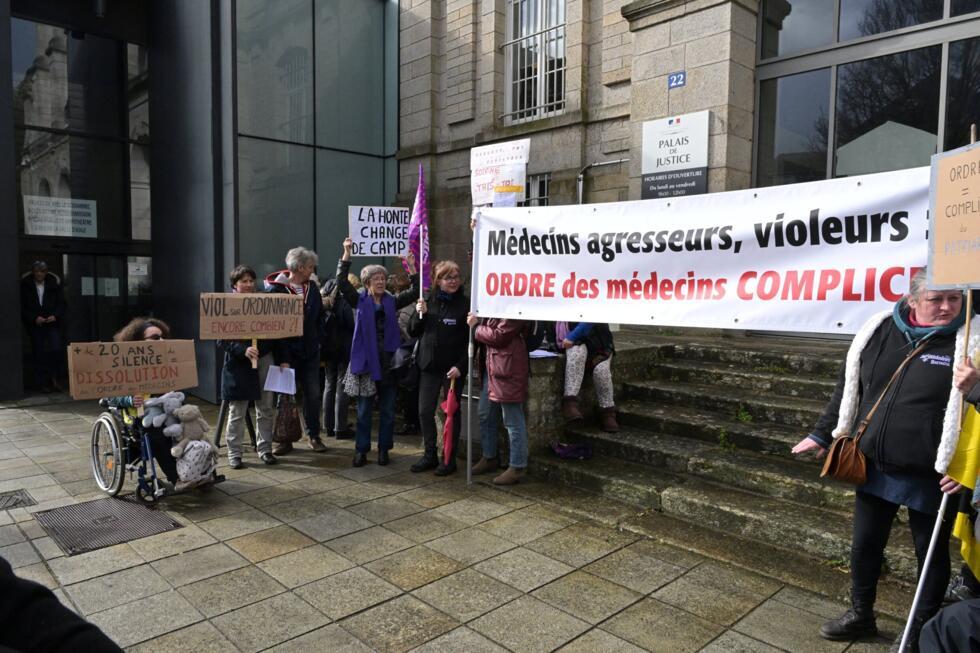 Des manifestants devant le tribunal correctionnel de Vannes, le 24 février 2025.