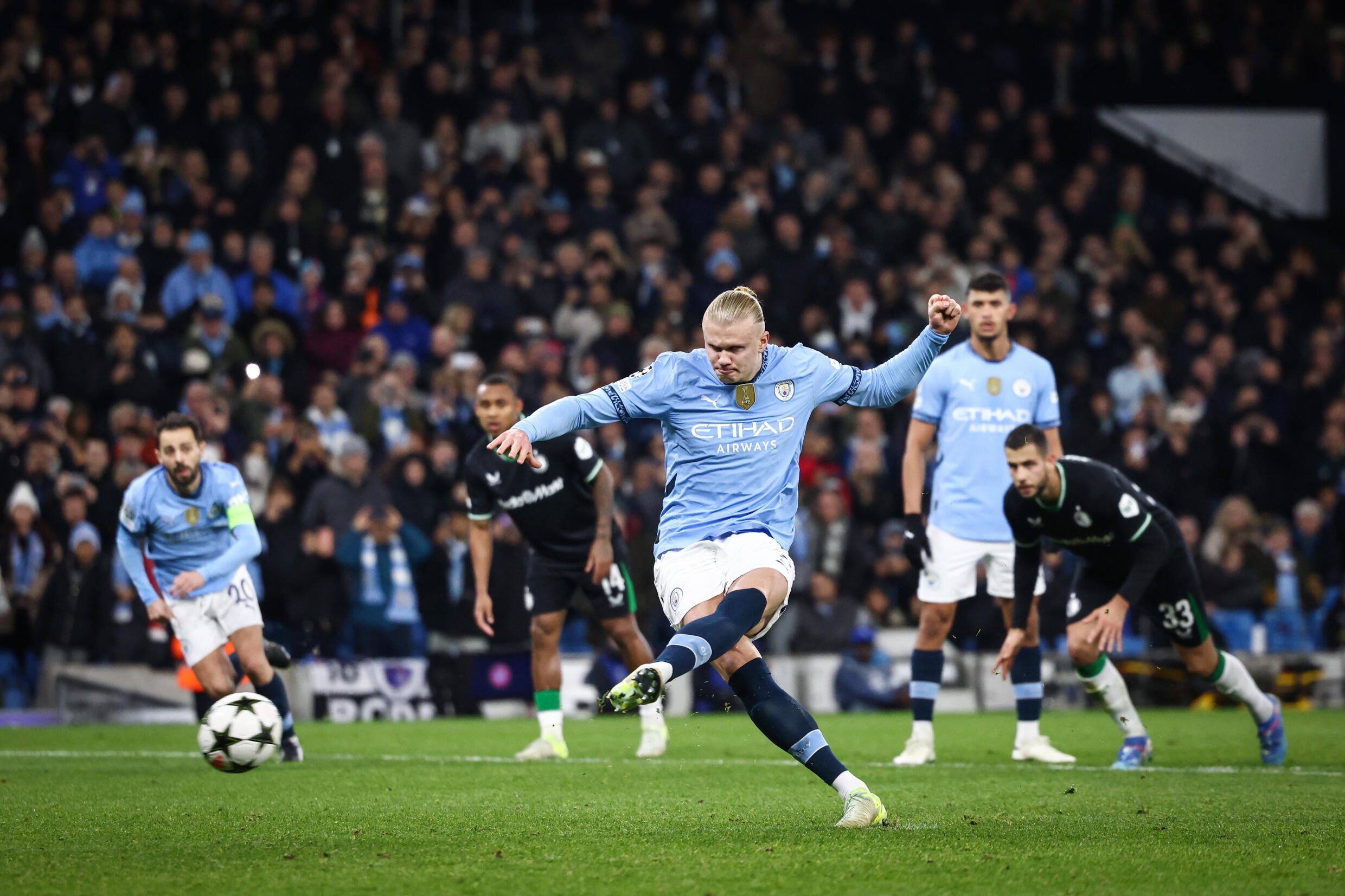 L'attaquant norvégien de Manchester City inscrit sur pénalty le premier but de son doublé à domicile contre le Feyenoord Rotterdam en Ligue des champions, le 26 novembre 2024.
