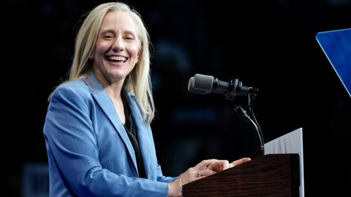 La candidata demócrata a la gobernación de Virginia, Abigail Spanberger, sonríe durante un acto de campaña, el 1 de noviembre de 2025, en Norfolk, Virginia.