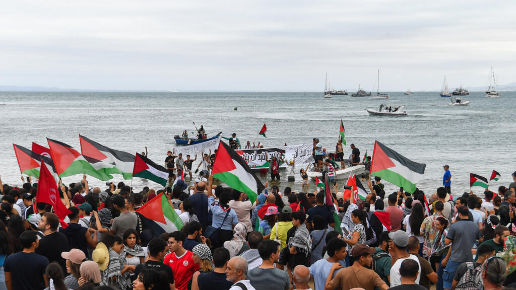 آلاف التونسيين يتظاهرون دعما لـ"أسطول الصمود العالمي" قبل انطلاقه نحو غزة