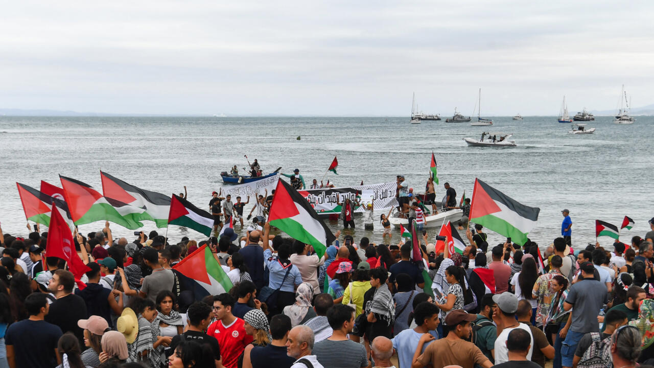 آلاف التونسيين يتظاهرون دعما لـ"أسطول الصمود العالمي" قبل انطلاقه نحو غزة