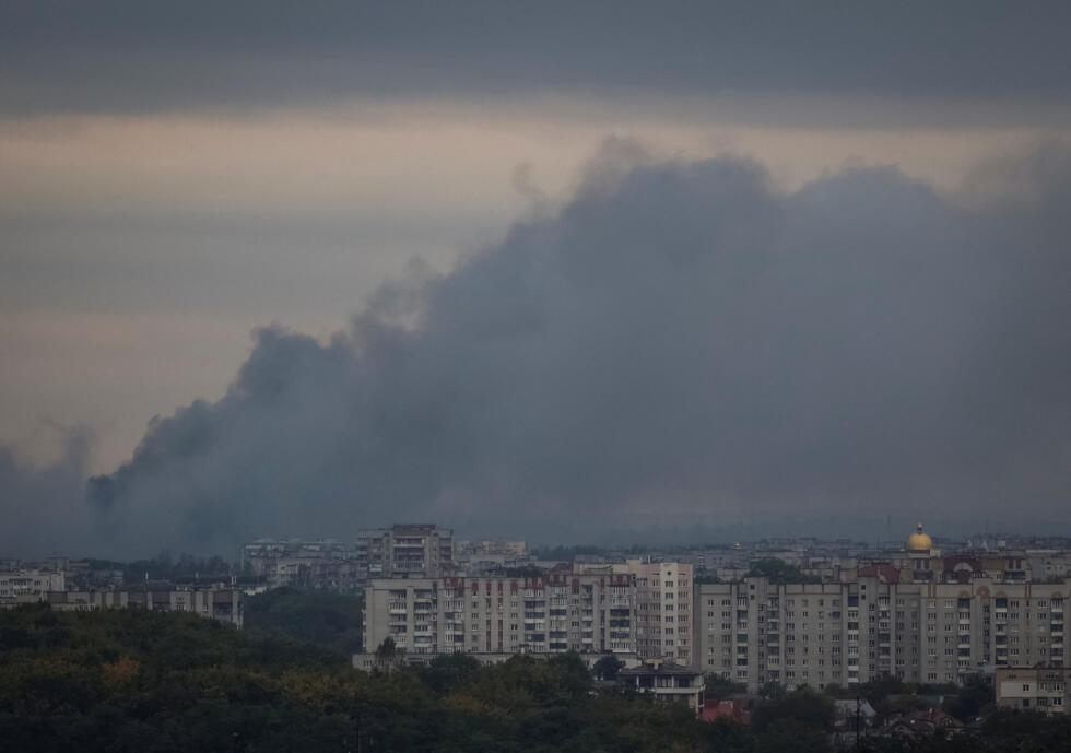 De la fumée s'élève au-dessus de la ville ukrainienne de Lviv après une frappe russe par drone et missile, le 5 octobre 2025.
