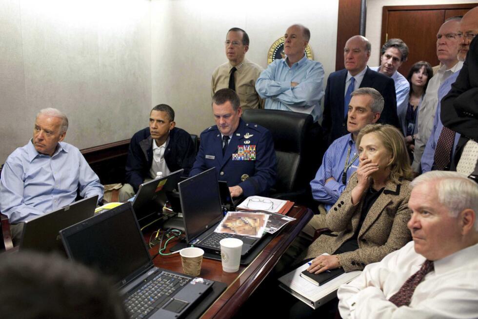 Sur cette photo diffusée par la Maison Blanche, le président Barack Obama et le vice-président Joe Biden, ainsi que des membres de l'équipe de sécurité nationale, reçoivent une mise à jour sur la mission contre Oussama ben Laden dans la salle de crise de la Maison Blanche, le 1er mai 2011, à Washington.
