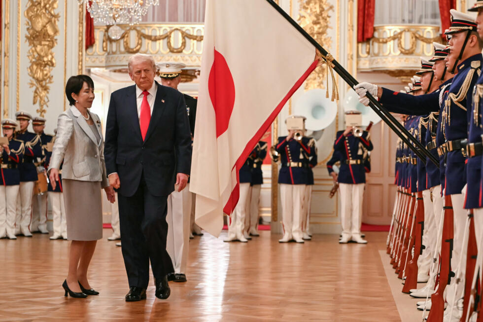El estreno de la ministra japonesa Sanae Takaichi (gauche) y el presidente estadounidense Donald Trump en la revista de soldados japoneses, el 28 de octubre de 2025 en Tokio.