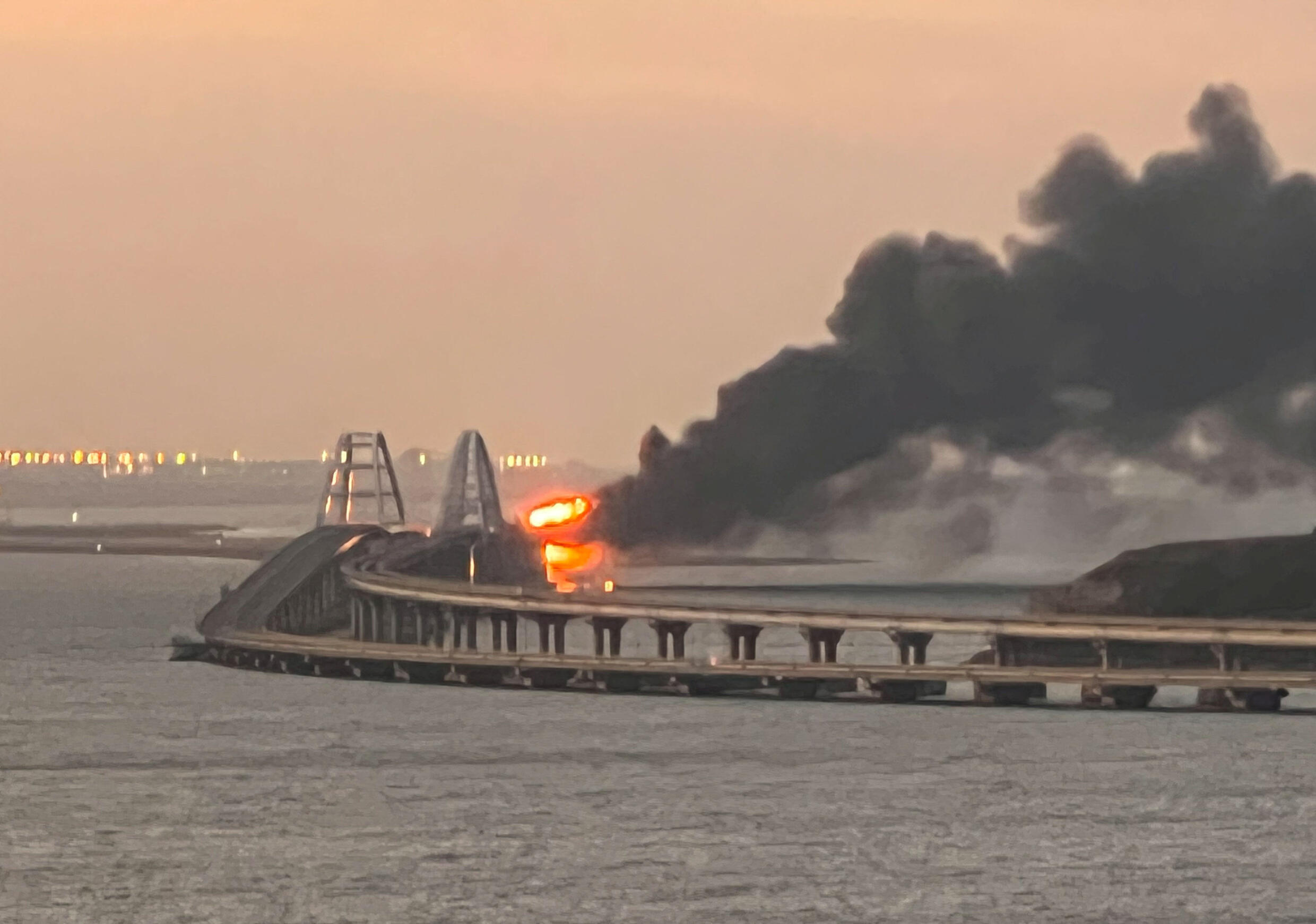 ARCHIVO. Una vista muestra un incendio en el puente de Kerch al amanecer en el estrecho de Kerch, Crimea, el 8 de octubre de 2022.