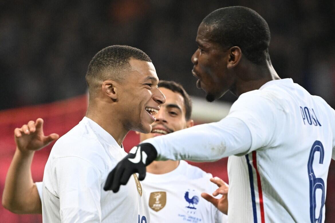 El delantero francés Kylian Mbappe (L) celebra con el centrocampista francés Paul Pogba (R) después de marcar un gol de penalti durante el partido de fútbol amistoso entre Francia y Sudáfrica en el estadio Pierre-Mauroy en Villeneuve-d'Ascq, cerca de Lille, norte de Francia, el 29 de marzo de 2022.