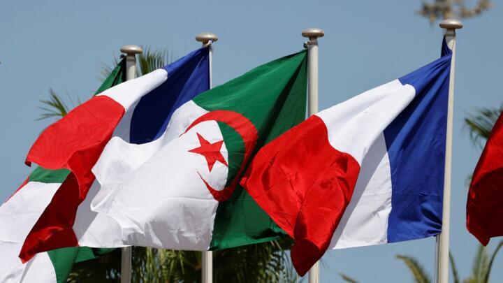 Les drapeaux français et algérien avant l'arrivée du président français Emmanuel Macron à Alger pour une visite officielle, le 25 août 2022.