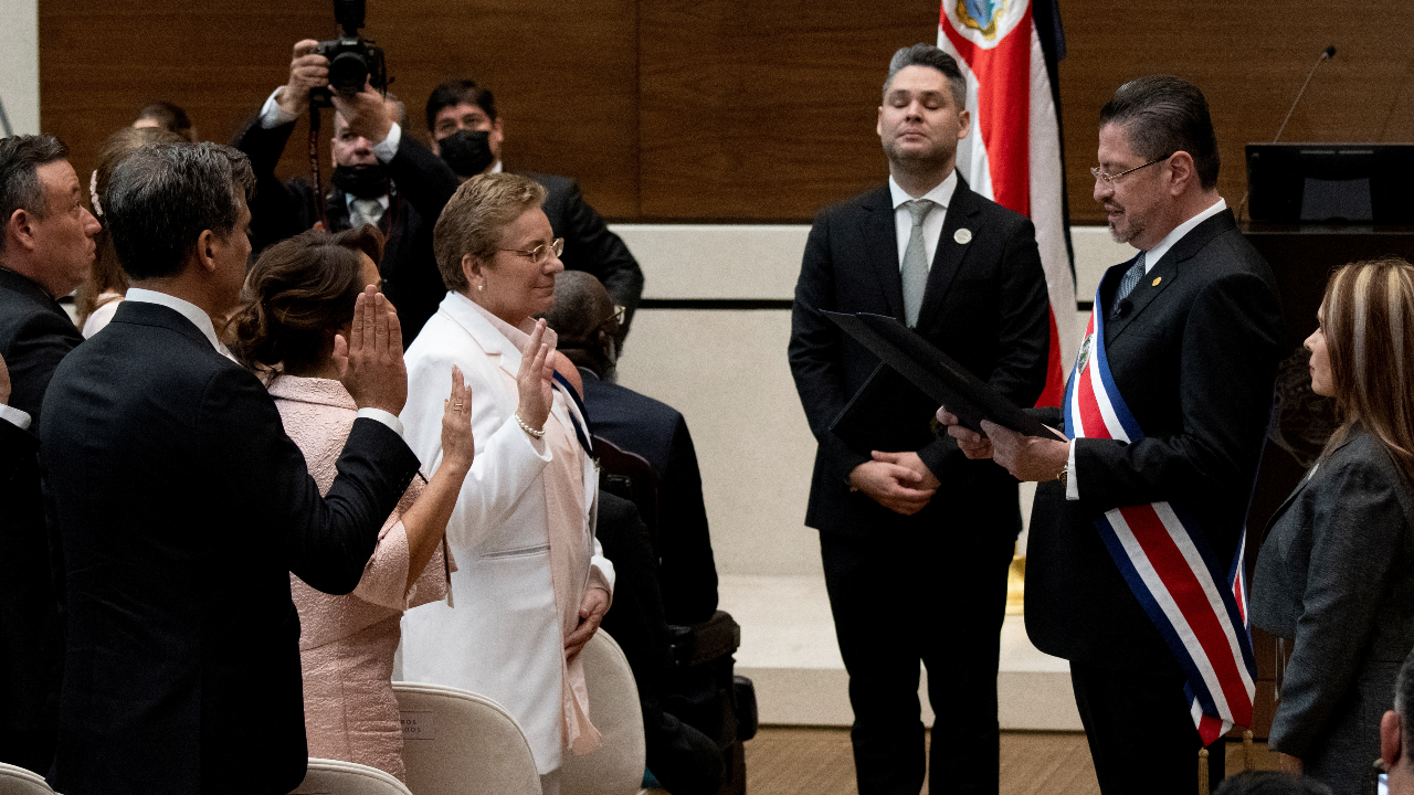 El nuevo presidente de Costa Rica, Rodrigo Chaves, jura su gabinete en el parlamento en San José, el 8 de mayo de 2022.