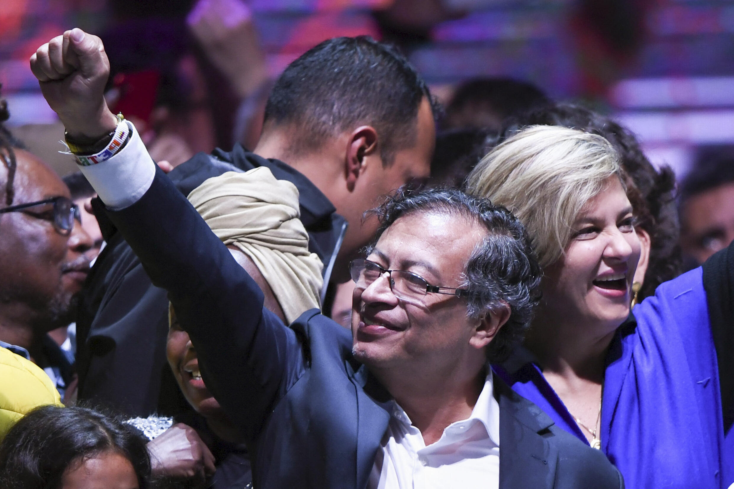 El recién electo presidente colombiano Gustavo Petro (C) celebra con su esposa Verónica Alcocer (R) en el Movistar Arena de Bogotá, el 19 de junio de 2022 después de ganar la segunda vuelta de las elecciones presidenciales el 19 de junio de 2022.