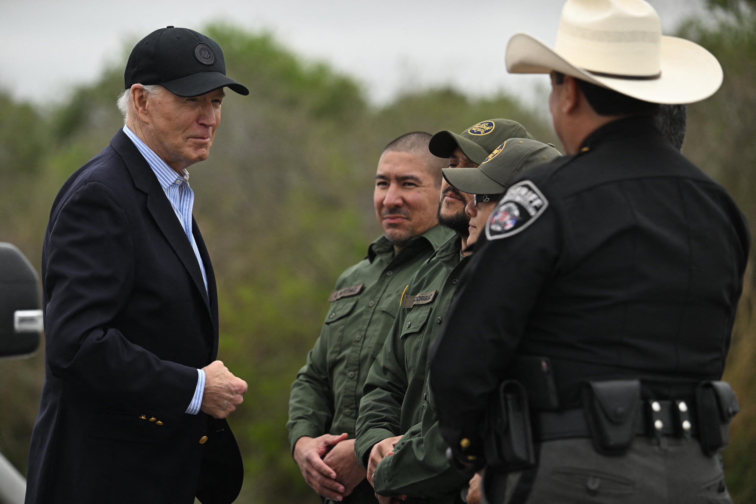 El presidente de Estados Unidos Joe Biden (izquierda) habla con agentes de la Patrulla Fronteriza estadounidense durante su visita a la frontera entre EE.UU. y México en Brownsville, Texas, el 29 de febrero de 2024.