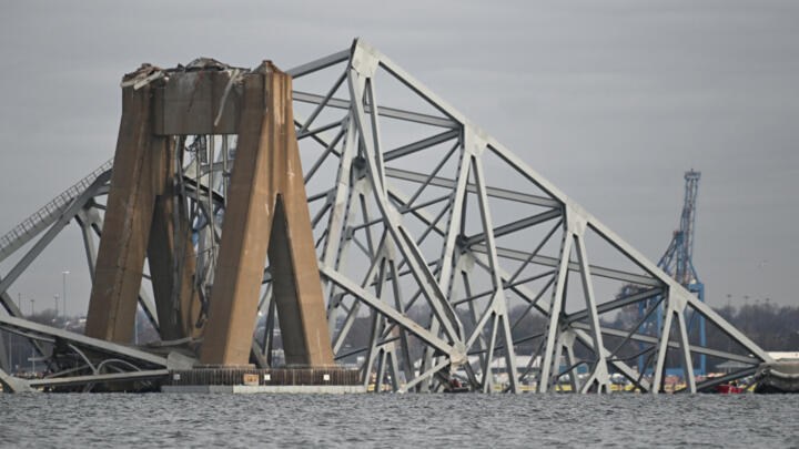 La structure en acier du pont Francis Scott Key gît dans l'eau après son effondrement à Baltimore, Maryland, le 26 mars 2024.