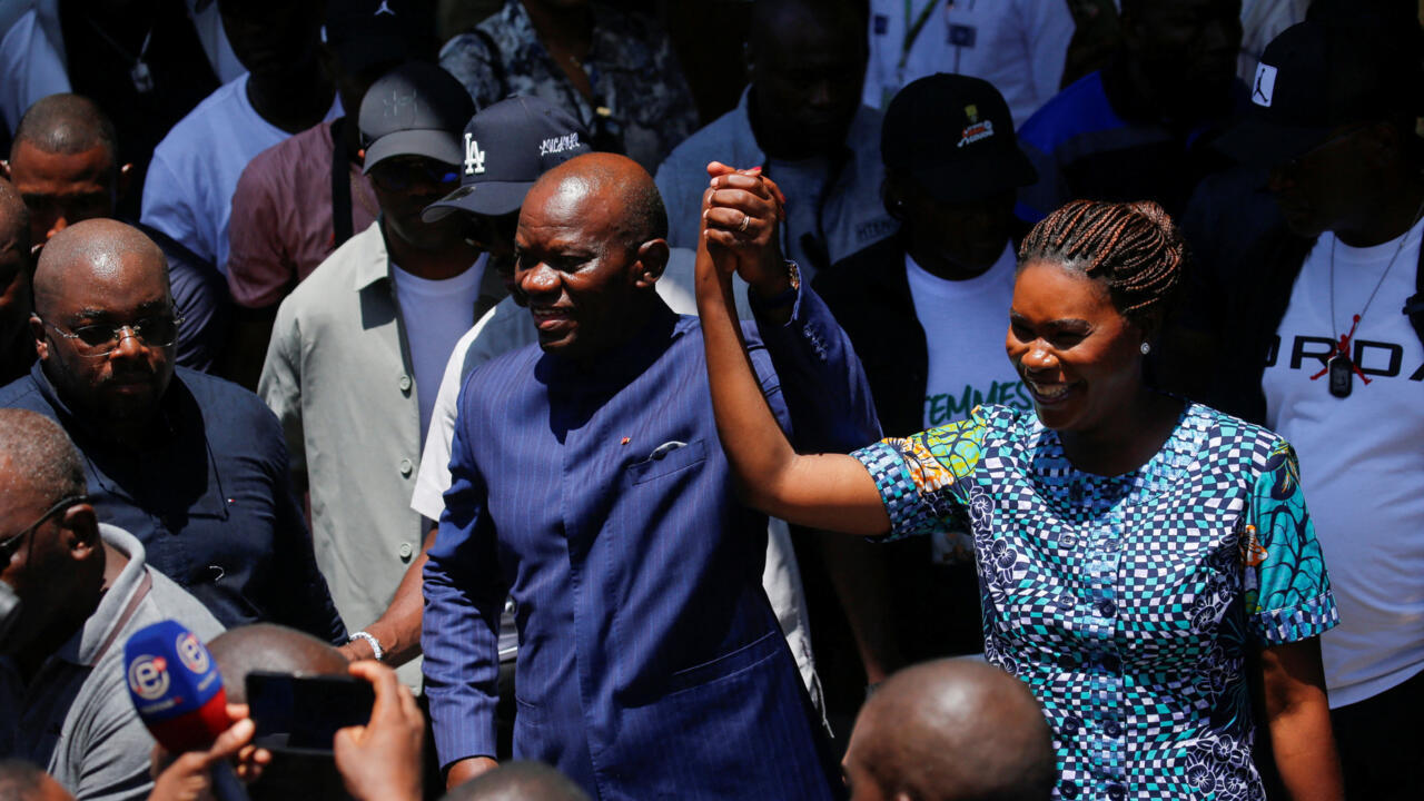 El candidato presidencial Brice Clotaire Oligui Nguema junto a su esposa, Zita Oligui Nguema, después de emitir su voto durante las elecciones presidenciales, en un centro de votación instalado en una escuela de Libreville, Gabón, el 12 de abril de 2025.