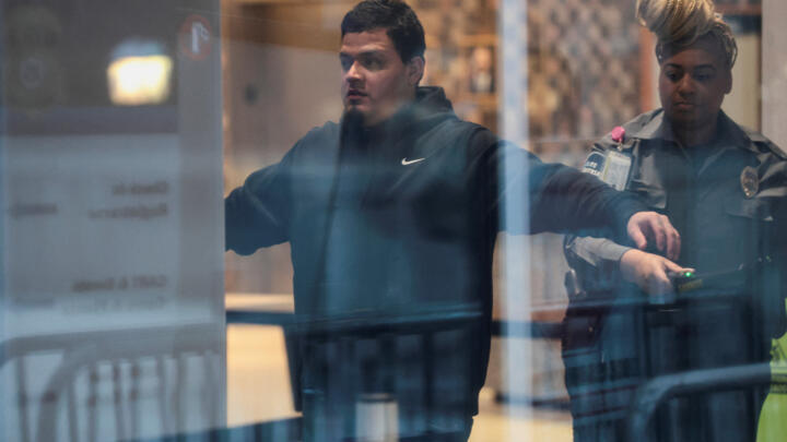 يخضع كيلمار أبريغو، المهاجر الذي جعله ترحيله الجائر إلى السلفادور رمزاً لسياسات الهجرة العدوانية للرئيس الأمريكي دونالد ترامب، لفحص أمني، ميريلاند، الولايات المتحدة، في 12 ديسمبر 2025.