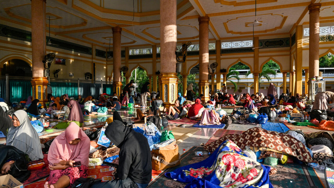 حصيلة الفيضانات في إندونيسيا تتخطى الألف قتيل