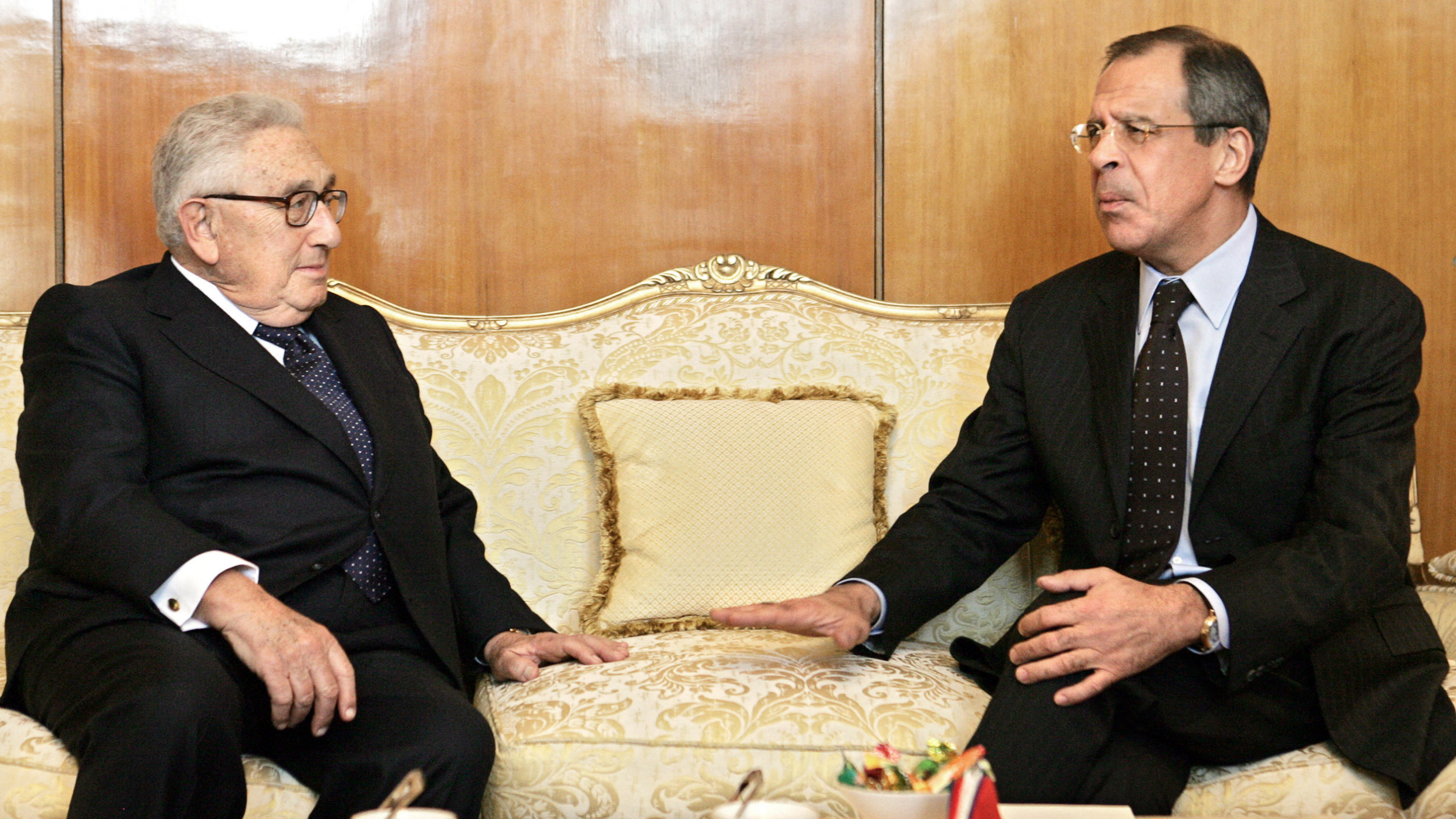 El ministro de Asuntos Exteriores ruso, Sergei Lavrov (d), habla con el ex secretario de Estado, político y premio Nobel estadounidense Henry Kissinger durante su reunión en Moscú, el 5 de junio de 2006.