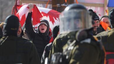 La policía comienza a disolver una protesta organizada por camioneros que se oponen a los mandatos de vacunas el 18 de febrero de 2022 en Ottawa, Ontario, Canadá.