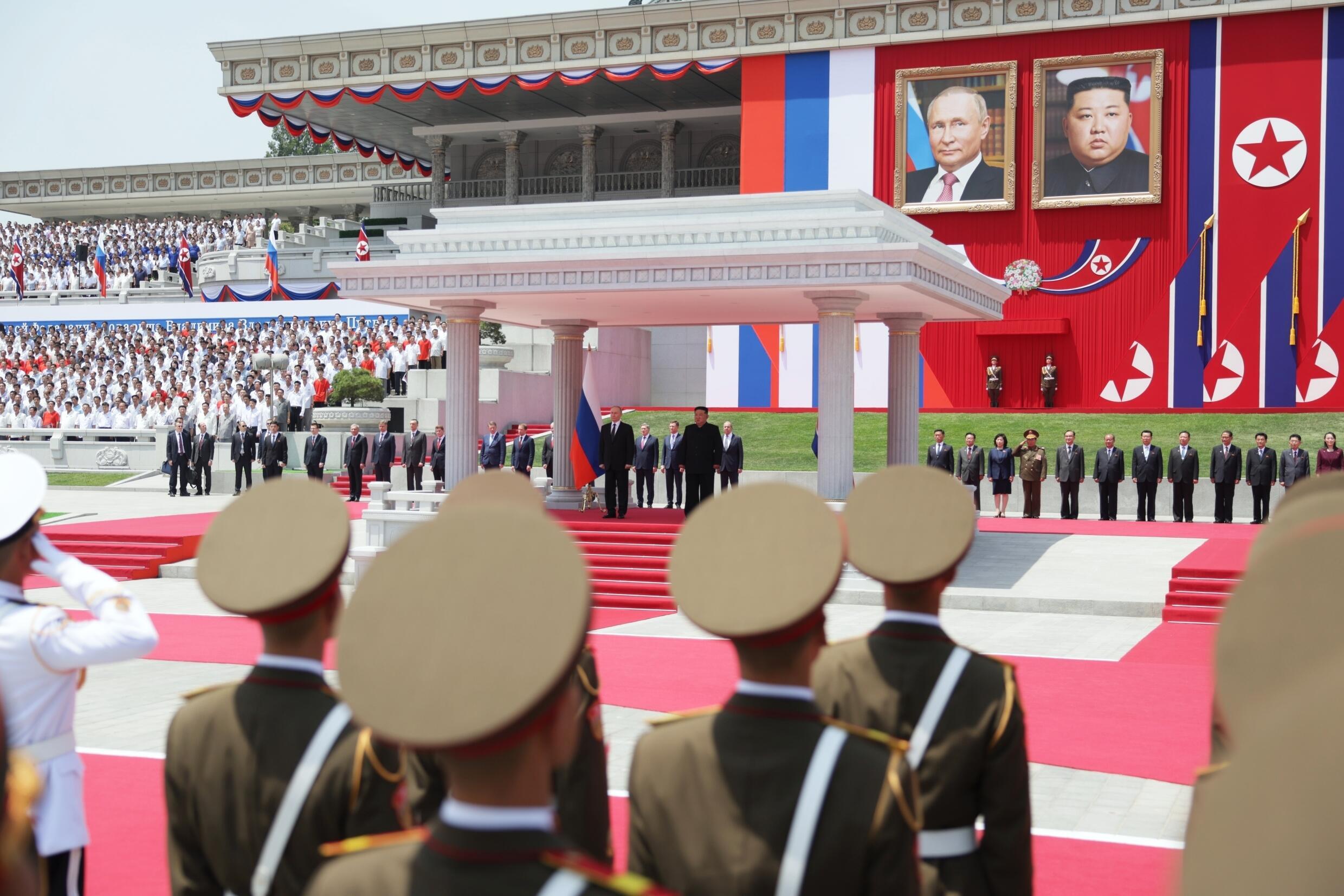 Le président russe Vladimir Poutine et le dirigeant nord-coréen Kim Jong Un participent à une cérémonie de bienvenue sur la place Kim Il Sung de Pyongyang, le 19 juin 2024