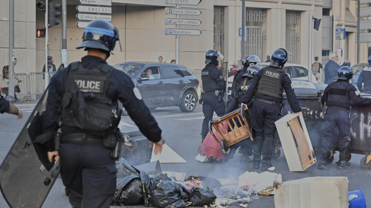 مباشر - "لنغلق كل شيء": السلطات تعلن عن توقيف نحو 200 شخص في أنحاء فرنسا