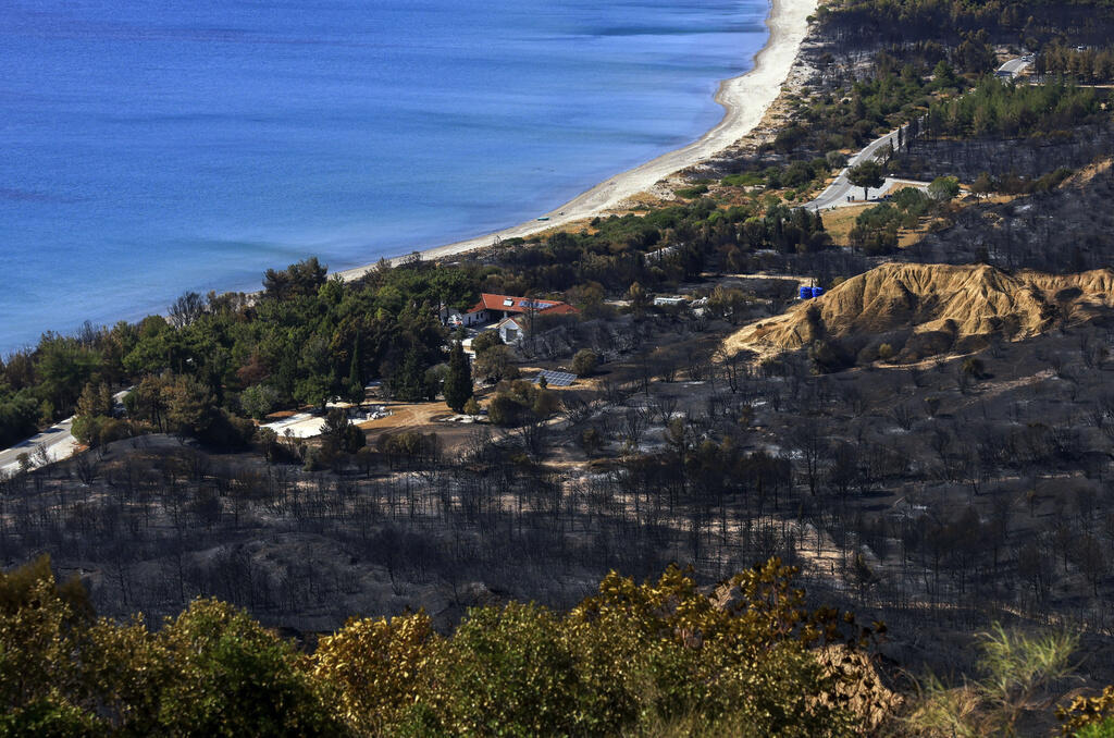 Una toma aérea muestra parte del área extinguida por el incendio forestal en la playa de Anzac Cove, en la península de Galípoli, cerca de Canakkale, Turquía, el viernes 16 de agosto de 2024.