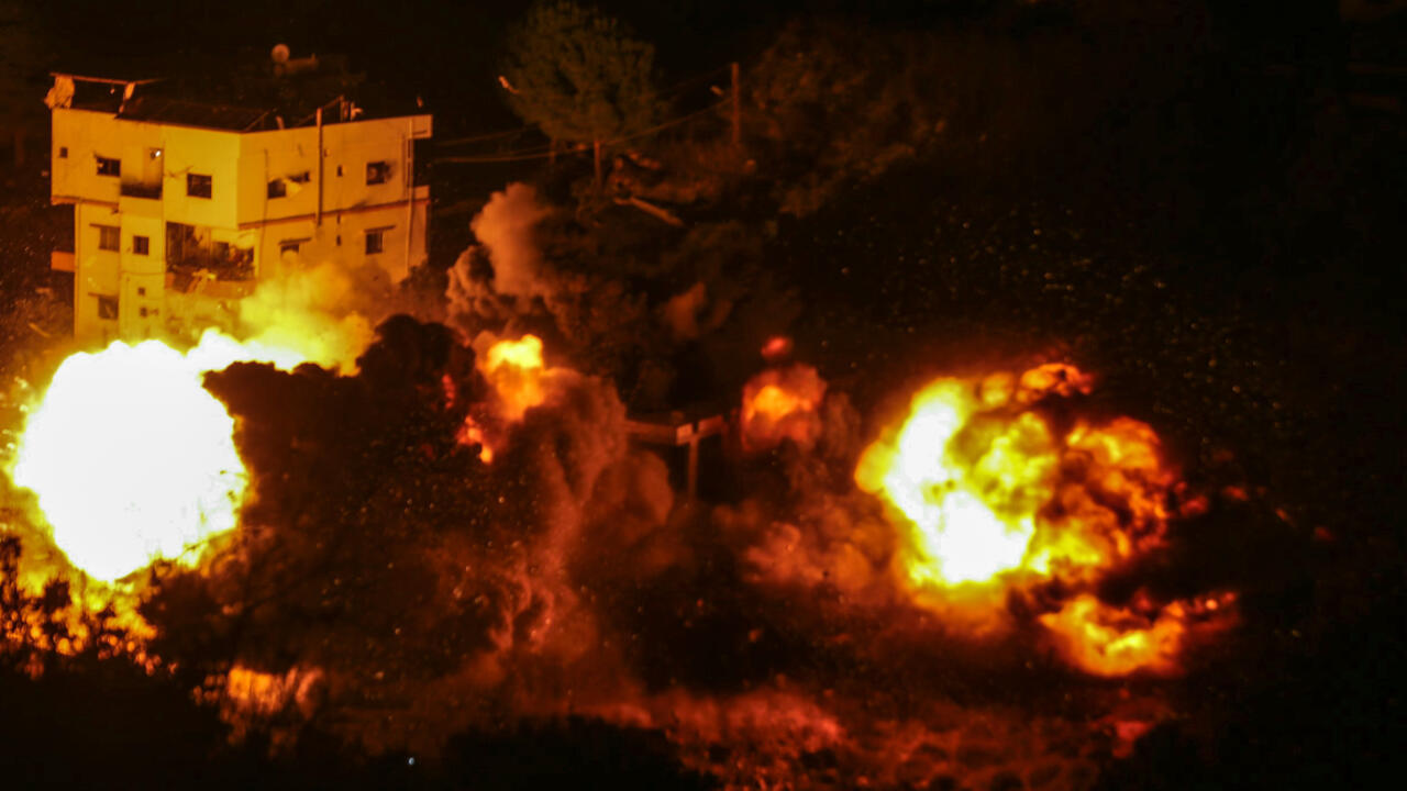 غارات اسرائيلية على جنوب لبنان بعد تحذيرات بالإخلاء