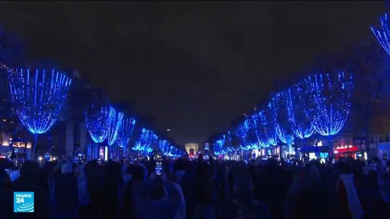 باريس.. إضاءة جادة الشانزليزيه بمناسبة أعياد الميلاد ورأس السنة