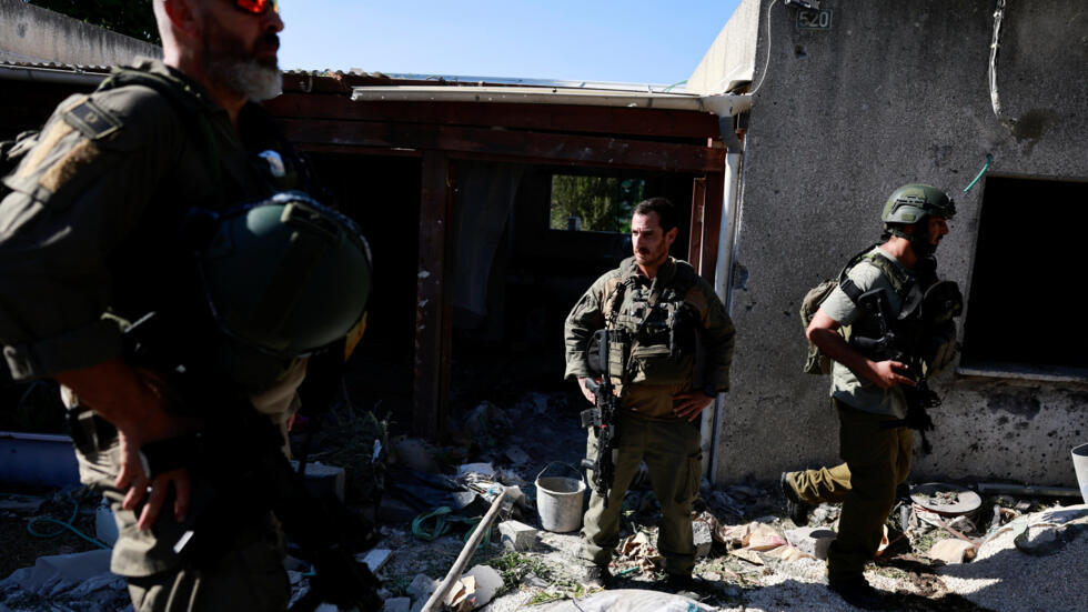 La policía y los funcionarios de seguridad de Israel se encuentran cerca de la escena de un impacto directo de cohete en una casa, luego de un bombardeo de cohetes de Hezbolá en el kibutz Saar, norte de Israel, el 25 de septiembre de 2024.