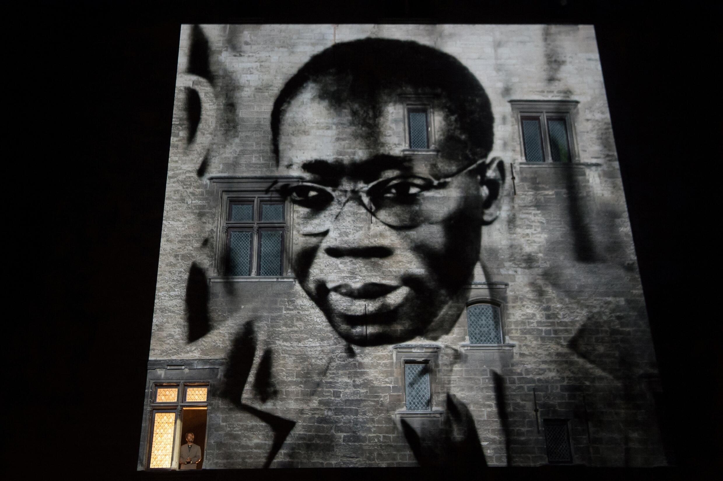 Portrait de Léopold Sedar Senghor, projeté sur un mur, lors d'une répétition de sa pièce "Femme Noire", le 24 juillet 2017 à la Cour d'Honneur du Palais des Papes d'Avignon.