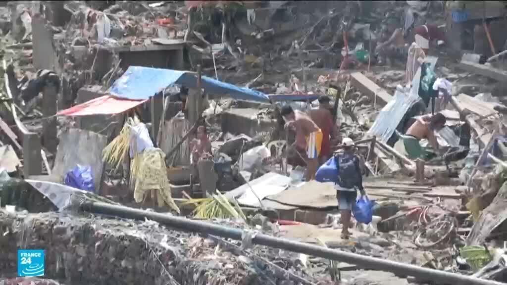 الإعصار كالمايجي في الفلبين يحول المنازل إلى أنقاض ويوقع أكثر من 90 قتيلا