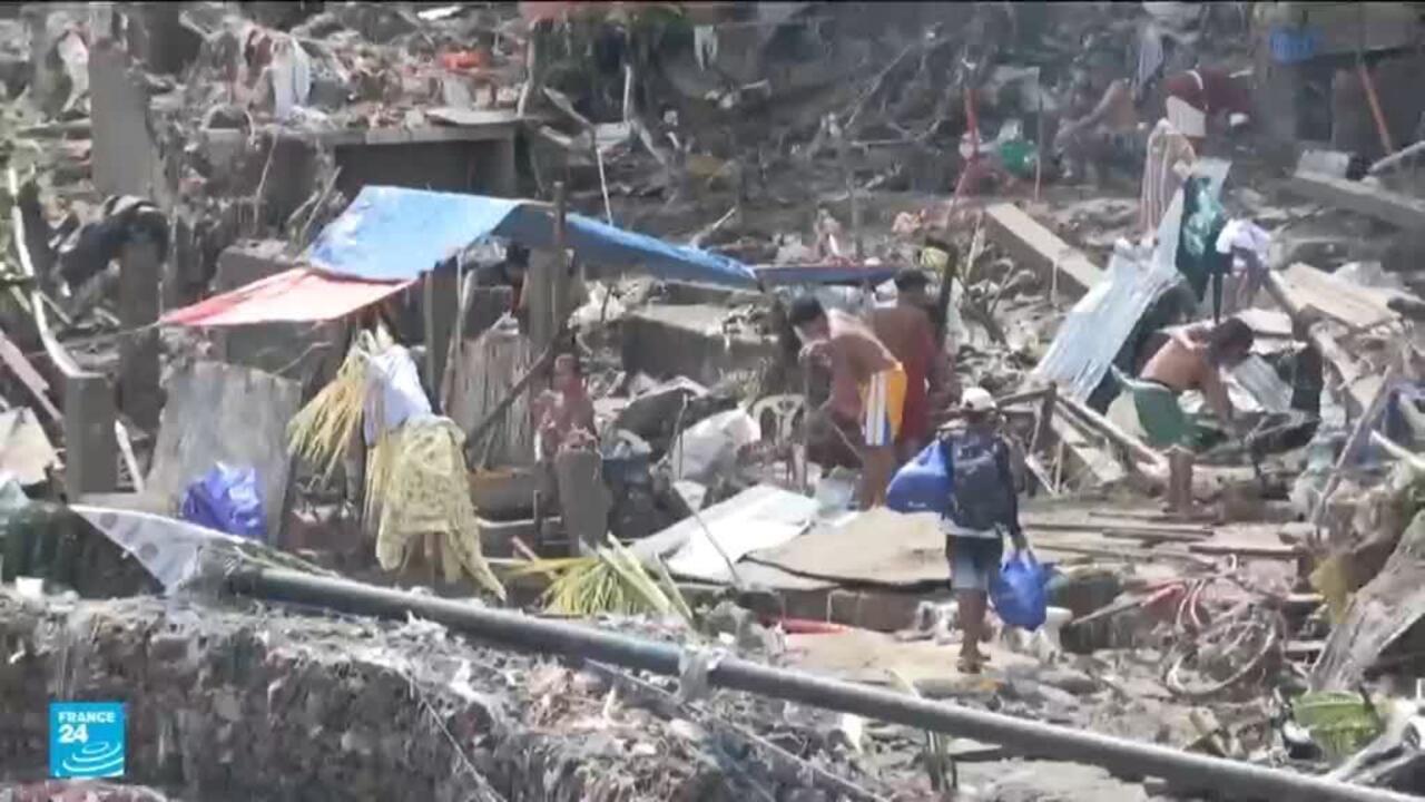 الإعصار كالمايجي في الفلبين يحول المنازل إلى أنقاض ويوقع أكثر من 90 قتيلا