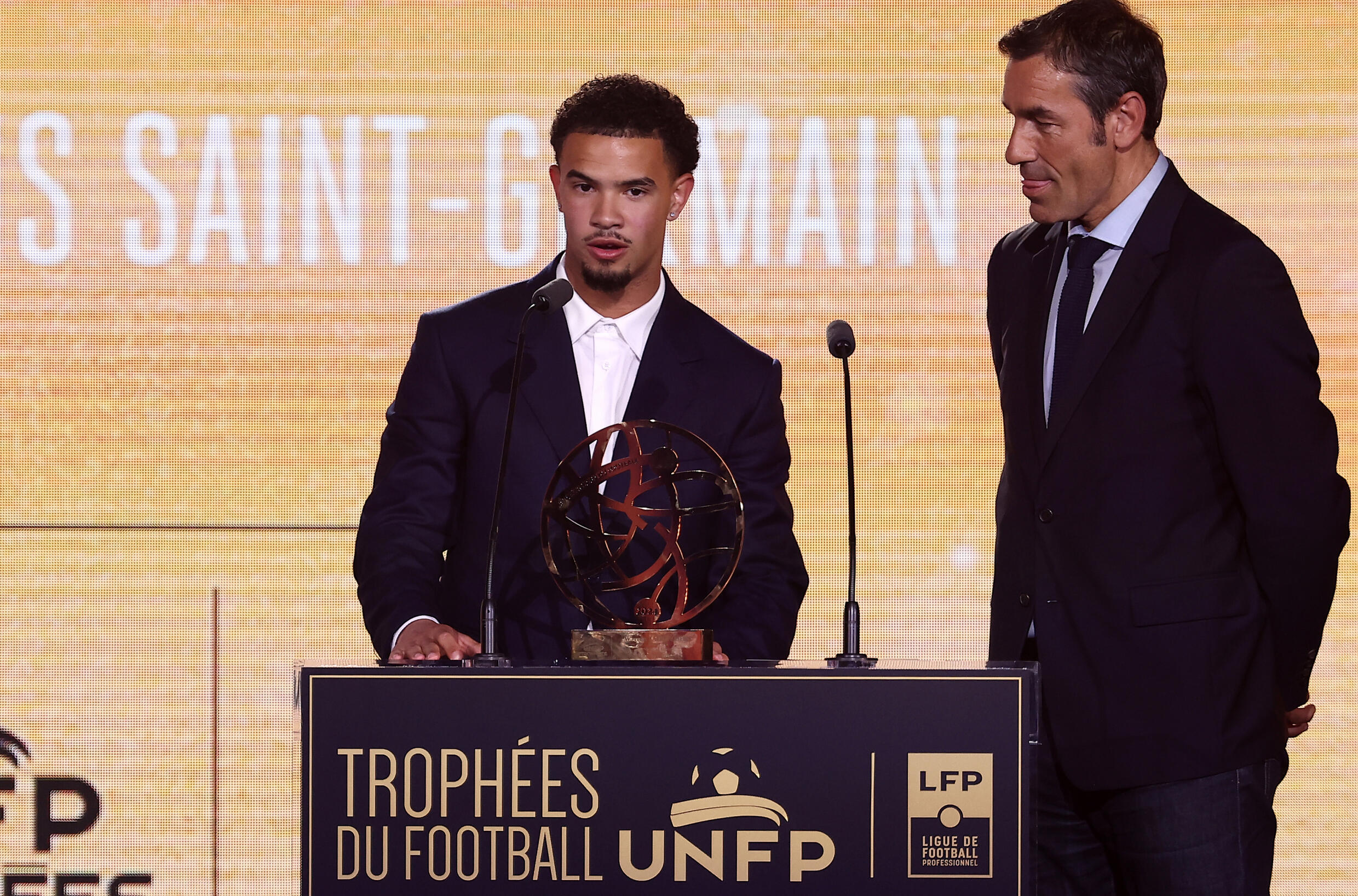 Le milieu de terrain du PSG Warren Zaire Emery (G) vient d'être désigné meilleur espoir de la saison en Ligue 1 le 13 mai 2024 à Paris