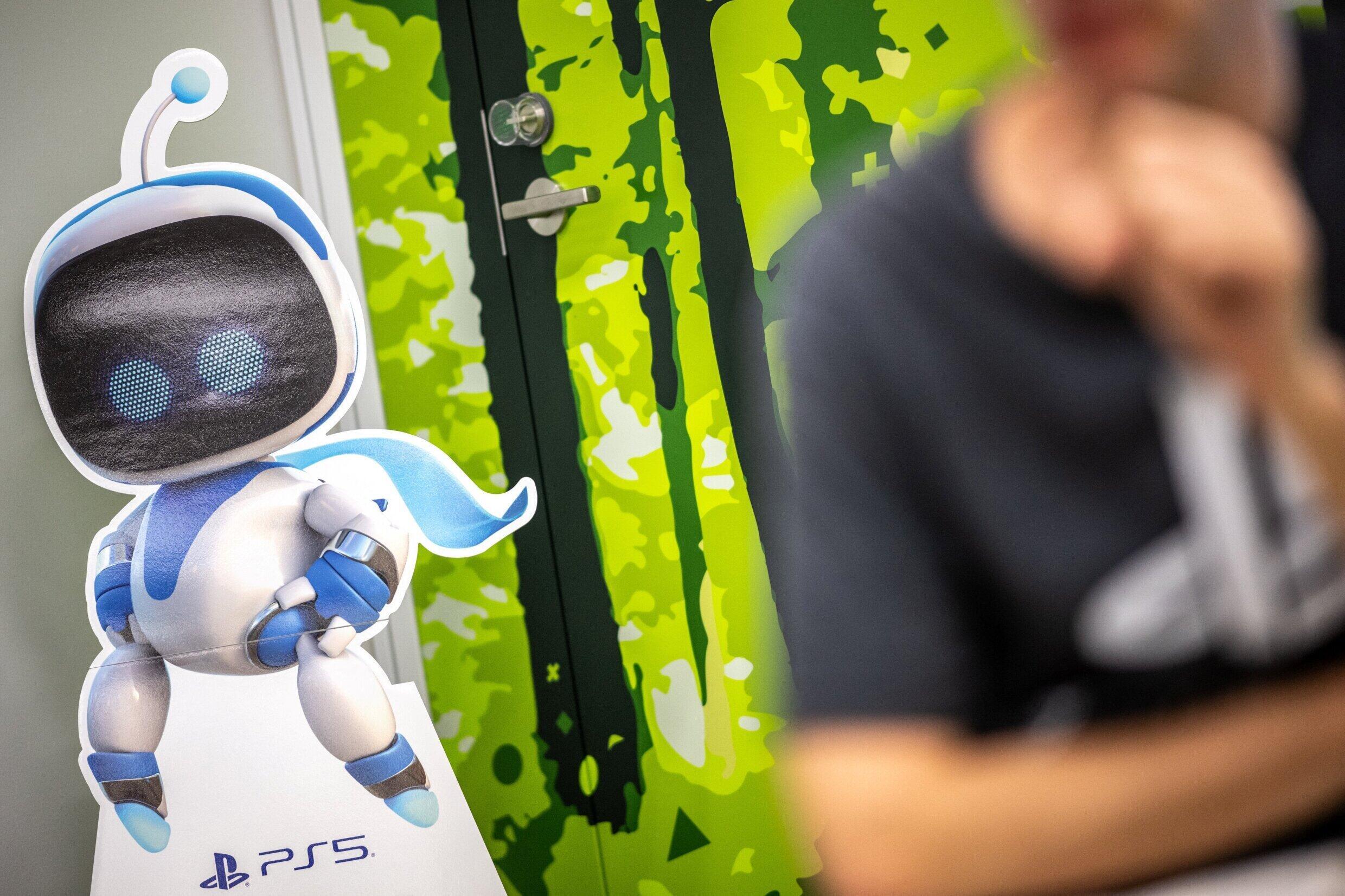 Publicité du jeu Astro Bot lors d'un événement médiatique organisé par le studio Team Asobi dans les bureaux de Sony Interactive Entertainment à Tokyo, le 29 août 2024.